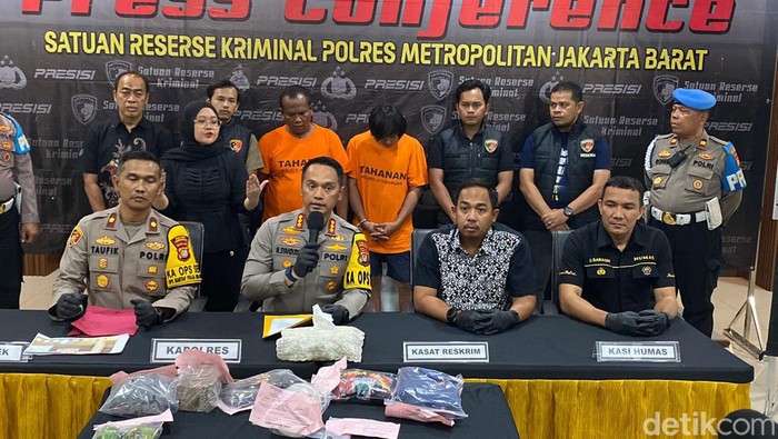 Polres Jakbar menangkap dua anggota ormas pengeroyok pedagang buah.