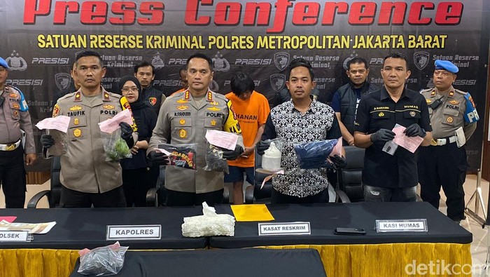 Polres Jakbar menetapkan 2 orang anggota ormas sebagai tersangka kasus pengeroyokan pedagang buah di Cengkareng.