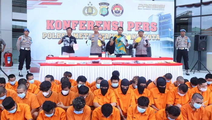 Polres Metro Tangerang Kota menangkap 50 tersangka curanmor selama 2 bulan operasi.