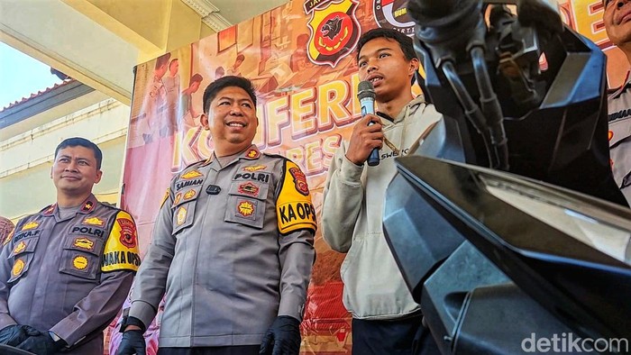 Polres Sukabumi menyerahkan motor milik warga yang hilang dicuri.