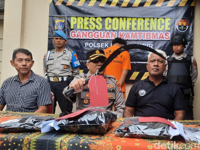 Polsek Bulaksumur, Sleman, rilis kasus pembacokan driver ojol, Kamis (5/9/2024).