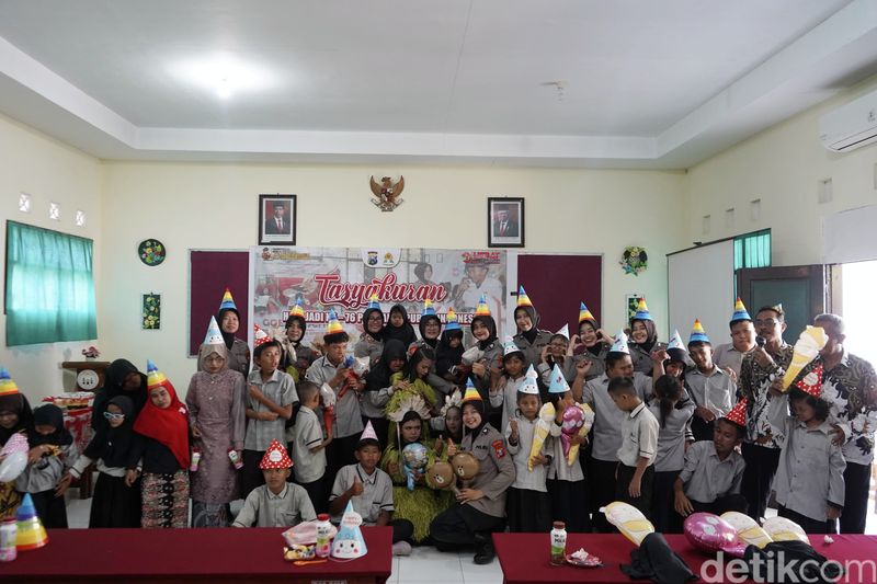 Polwan Polres Probolinggo berbagi dengan anak disabilitas