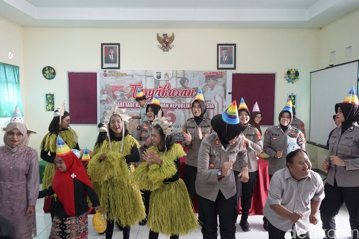 Polwan Polres Probolinggo berbagi dengan anak disabilitas