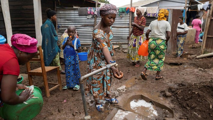A Congolese nurse takes a sample from a suspected mpox patient in the treatment centre at the Kavumu hospital in Kabare territory, South Kivu province of the Democratic Republic of Congo, August 29, 2024. REUTERS/Arlette Bashizi
