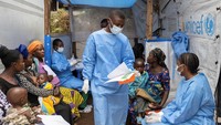 Petugas kesehatan Kongo berkonsultasi dengan pasien yang diduga terkena mpox di pusat perawatan di rumah sakit Kavumu di wilayah Kabare, provinsi Kivu Selatan, Republik Demokratik Kongo. Rumah sakit di Kongo memerangi mpox saat keraguan terhadap vaksin meningkat.