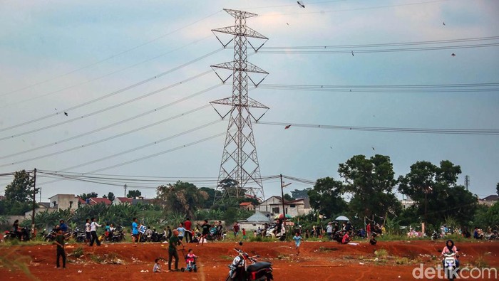 Potret Masyarakat yang Hidup Berdampingan dengan SUTET Keberadaan SUTET tak dipungkiri bisa menimbulkan radiasi medan magnet dan medan listrik yang bisa berakibat fatal untuk kesehatan jangka panjang. Tapi tetap ada saja orang-orang yang memilih tinggal disana.