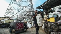 Tak jarang warga menggunakan area bawah SUTET menjadi tempat berkumpul, menjemur pakaian hingga dijadikan tempat memasang spanduk calon Wali Kota. Di Kawasan Citayam juga ada area SUTET dengan kapasitas 1500kv yang dijadikan tempat pengepul sampah plastik. Para pengepul sampah plastik tersebut masih ingat betul saat pembangunan SUTET yang dibuat pada medio 2009-2010, para pekerjanya pun pernah menginap bersama para pengepul.
