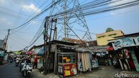 Seperti yang terjadi di Kawasan Bojong Gede, Kabupaten Bogor ini. Beberapa jajanan pun nampak dinamai SUTET di belakang namanya sebagai identitas barang dagangan mereka.