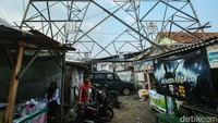 Tinggal di dekat SUTET tak banyak perilaku yang berbeda dengan tinggal di lokasi lainnya. Para warga tetap berkumpul dan berbincang satu sama lain meski tinggal di area bertekanan listrik tinggi.