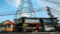 Tinggal berdekatan dengan tower memang seperti dihantui risiko seperti saat hujan lebat warga tak berani menggunakan handphone, sebab pernah kejadian tv rusak diduga karena aliran petir. Meski begitu tiang-tiang besar tersebut diyakini tak mengundang bahaya setrum langsung sebab kerapkali dipanjat terutama saat musim Pemilu ada saja banner atau spanduk paslon yang berada di SUTET.