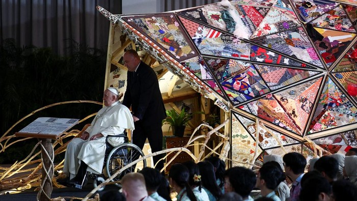 Pope Francis meets with young people of Scholas Occurrentes at the Youth Centre Grha Pemuda in Jakarta, Indonesia, September 4, 2024. REUTERS/Guglielmo Mangiapane