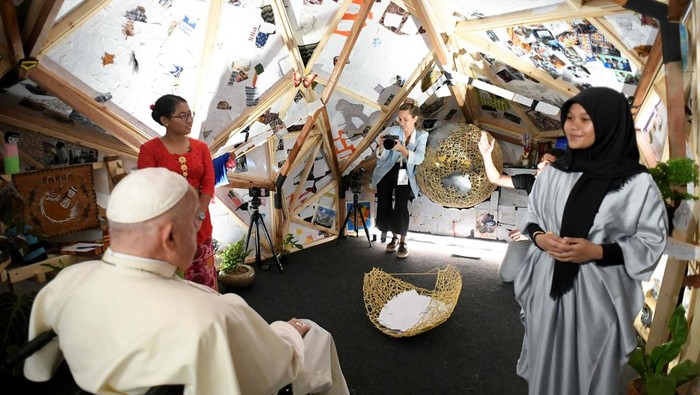 Pope Francis sits inside an installation, created in the shape of polyhedron, as he meets with Scholas Occurrentes youths at the Youth Center of Graha Pemuda, in Jakarta, Indonesia September 4, 2024.  Vatican Media/­Handout via REUTERS    ATTENTION EDITORS - THIS IMAGE WAS PROVIDED BY A THIRD PARTY.