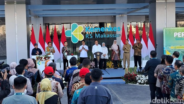 Presiden Joko Widodo (Jokowi) meresmikan RS Kemenkes di Makassar.