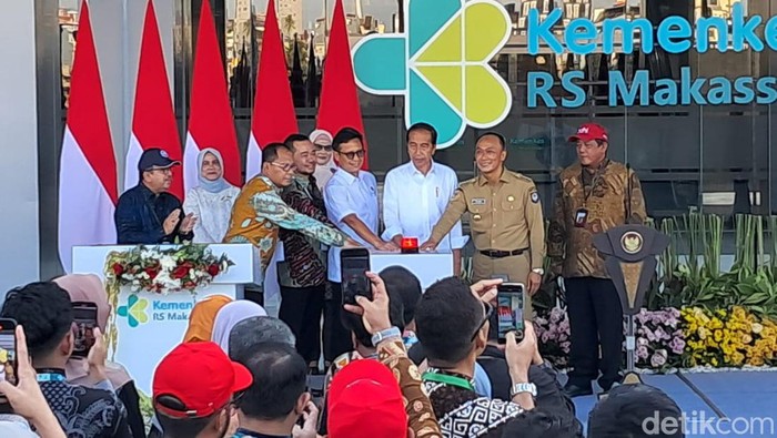 Presiden Joko Widodo (Jokowi) meresmikan RS Kemenkes di Makassar.