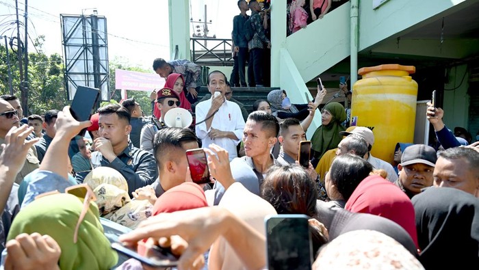 Presiden Jokowi di Pasar Soponyono Surabaya.