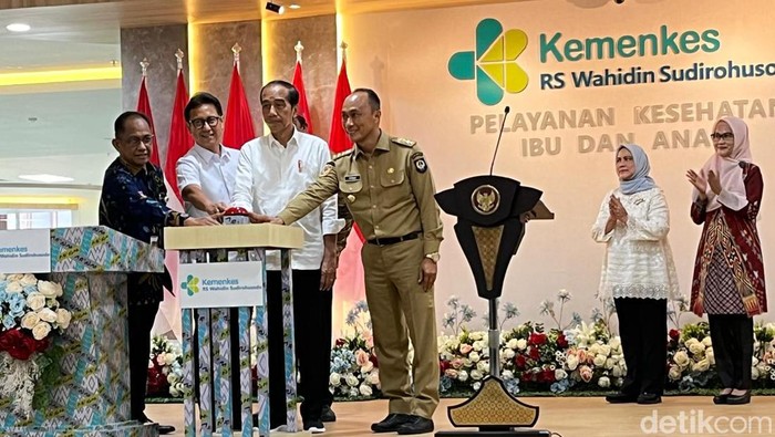 Presiden Jokowi meresmikan Gedung Kesehatan Ibu dan Anak di RSUP Wahidin Sudirohusodo Makassar.