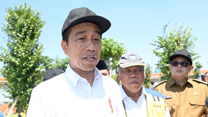 Presiden Jokowi usai meresmikan Flyover Djuanda di Surabaya.