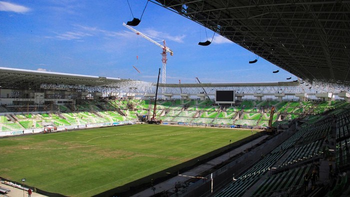 Sejumlah pekerja menyelesaikan pembangunan bagian atap Stadion Utama Sumatera Utara yang akan digunakan untuk PON XXI Aceh-Sumut di Desa Sena, Kabupaten Deli Serdang, Sumatera Utara, Kamis (5/9/2024). Progres pembangunan Stadion Utama Sumut untuk penutupan PON XXI Aceh-Sumut tersebut saat ini mencapai 90 persen. ANTARA FOTO/Yudi Manar/rwa.
