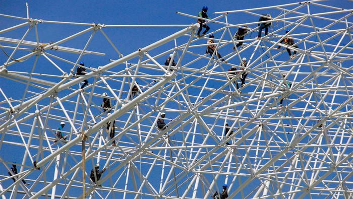 Sejumlah pekerja menyelesaikan pembangunan bagian atap Stadion Utama Sumatera Utara yang akan digunakan untuk PON XXI Aceh-Sumut di Desa Sena, Kabupaten Deli Serdang, Sumatera Utara, Kamis (5/9/2024). Progres pembangunan Stadion Utama Sumut untuk penutupan PON XXI Aceh-Sumut tersebut saat ini mencapai 90 persen. ANTARA FOTO/Yudi Manar/rwa.