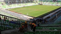 Sejumlah pekerja menyelesaikan proyek pembangunan Stadion Utama Sumatera Utara di Desa Sena, Kabupaten Deli Serdang, Sumatera Utara, Kamis (5/9/2024).
