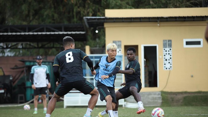 Gelandang PSS Sleman, Moon Chang-jin saat sesi latihan, Jumat (6/9/2024).
