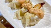 Ramen Siege juga menawarkan Gyoza Mentai (Rp 25 ribu). Isian dagingnya lumayan padat dan rasanya gurih nikmat. Nyamm!
