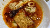 Selain ramen, ada deretan menu pembuka yang tak kalah nikmat. Odeng Spicy (Rp 25 ribu) bisa jadi pilihan pencinta pedas.