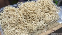 Ciri khas Ramen Siege adalah pemakaian mie segar buatan sendiri (homemade). Mie diracik dari paduan telur ayam dan telur bebek. Teksturnya kenyal dan rasanya gurih.