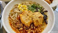 Ramen Siege menawarkan 3 pilihan kuah. Selain creamy dan spicy, ada kuah shoyu yang umami. Salah satunya cocok dipadukan dengan Sapporo Chicken Ramen (Rp 34 ribu).