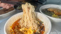 Kalau mau cicip ramen di sini pastikan datang lebih awal karena tiap hari hanya ada 75 porsi. Ramen Siege buka mulai pukul 6 sore.