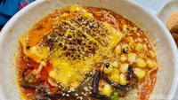 Kalau suka rasa ngeju, kamu bisa coba Oboro Chizu Ramen (Rp 40 ribu). Ramen ini disajikan dengan topping chicken chop dan lembaran keju Cheddar yang dibakar (torch) sesaat sebelum disajikan.