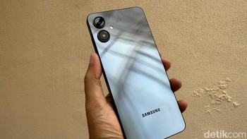 Ini Galaxy A06 warna Blue Black. Foto: Adi Fida Rahman/detikINET