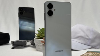 HP ini disokong MediaTek Helio G85. Galaxy A06 membawa RAM 4 GB dengan dua pilihan memori internal, yakni 64 dan 128GB. Kalau misalnya kurang, pengguna dapat memasang microSD hingga 1TB.