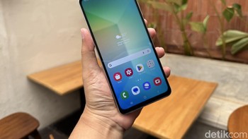 Samsung A06 menawarkan layar LCD berukuran 6,7 inch dengan notch Infinity-U. Resolusi layarnya Full HD+ dan sudah mendukung refresh rate 90Hz.