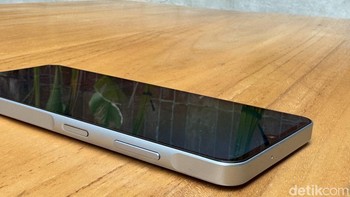 Tampilan Galaxy A06 sedikit berubah, sebab HP ini mengadopsi Key Island layaknya desain Galaxy A series keluaran 2024. Key Island merupakan tonjolan di sisi kanan ponsel tempat tombol volume dan power berada.