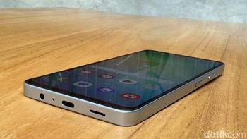 Bagian bawah terdapat port jack audio 3,5 mm, USB type C dan speaker. Foto: Adi Fida Rahman/detikINET