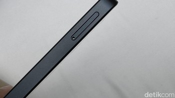 Bagian kiri atas terdapat slot SIM Card. Foto: Adi Fida Rahman/detikINET