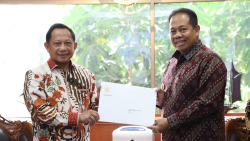 Sang Made Mahendra Jaya menerima surat perpanjangan masa jabatan sebagai Pj Gubernur Bali dari Mendagri Tito Karnavian di Jakarta, Kamis (5/9/2024). (Foto: Istimewa)