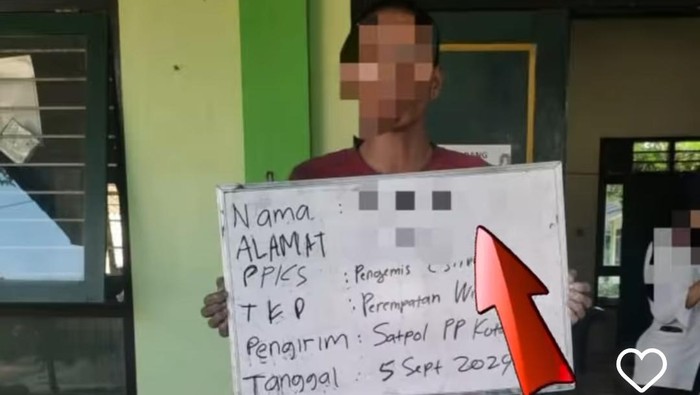 Seorang manusia silver yang menyerahkan diri ke Satpol PP Kota Jogja karena kangen istri yang diamankan. Foto diunggah Jumat (6/9/2024).