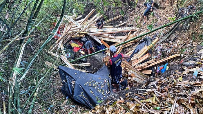 Sebuah truk dengan nomor polisi AD 9165 AE terjun ke jurang di Jalan Raya Cibadak - Palabuhanratu, Kabupaten Sukabumi atau tepatnya di Kampung Tanjung Sari, Desa Sekarwangi, Kecamatan Cibadak
