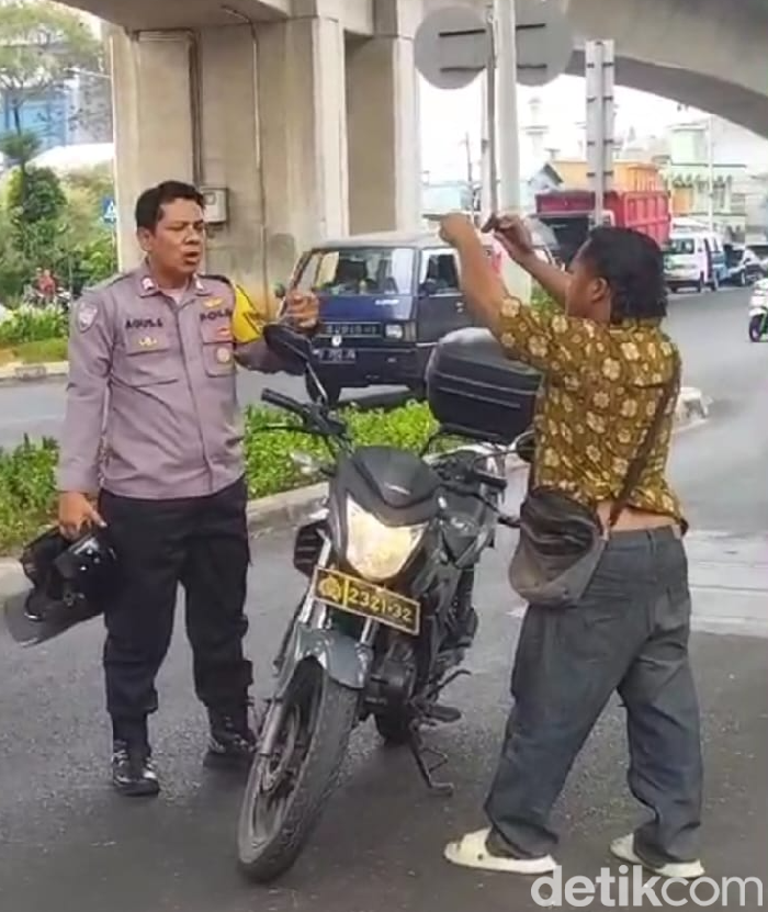 Seorang pria mengacung-acungkan senjata tajam di Pulogadung, Jaktim, diamankan Bhabinkamtibmas Aiptu Agus Supriyatna.