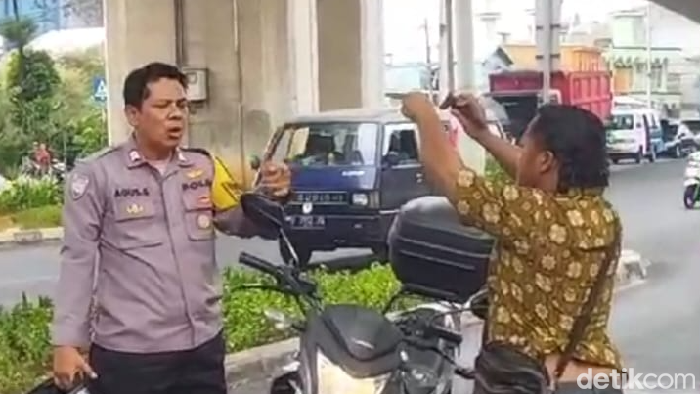Seorang pria mengacung-acungkan senjata tajam di Pulogadung, Jaktim, diamankan Bhabinkamtibmas Aiptu Agus Supriyatna.