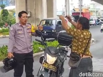 Pria Acungkan Sajam di Jalanan Jaktim, Langsung Disikat Bhabinkamtibmas