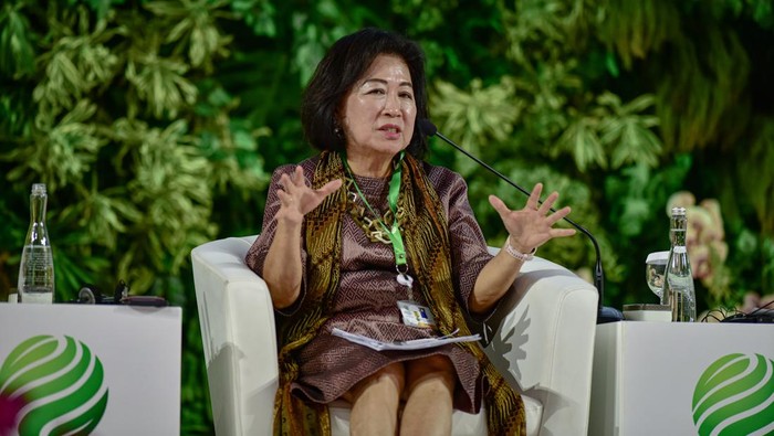 Sesi pleno kesepuluh Green Finance ISF 2024 Panelis President's Special Envoy in Global Blended Finance Alliance Mari Elka Pangestu menyampaikan paparan pada acara Indonesia International Sustainability Forum (ISF) 2024 di Jakarta Convention Center (JCC), Senayan, Jakarta, Jumat (6/9/2024). Dalam diskusi sesi pleno kesepuluh tersebut mengangkat tema Green Finance: Catalyzing the Sustainable Transition. ANTARA FOTO/Mohammad Ayudha/Spt.