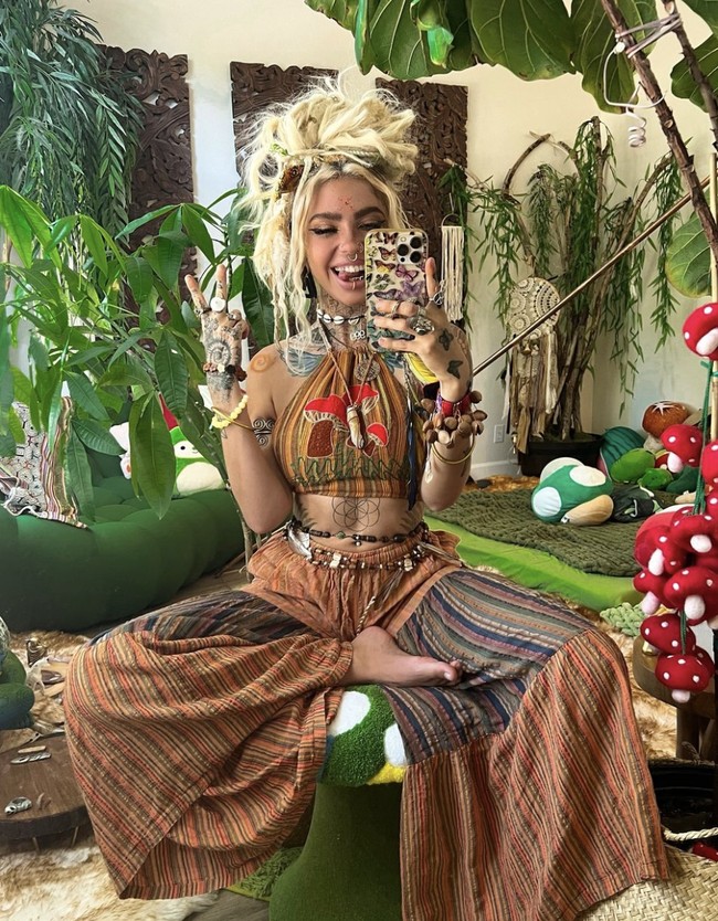 Wanita 30 tahun itu memiliki rambut gimbal (dreadlocks) panjang berwarna pirang yang dihiasi dengan berbagai aksesoris seperti manik-manik, rantai, dan ornamen lainnya. Foto: dok. Instagram @shaninblake