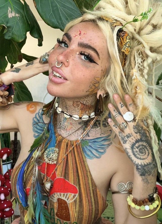 Shanin Blake, seorang influencer asal California, AS telah menarik perhatian publik dengan klaim spiritual dan penampilannya yang eksentrik. Foto: dok. Instagram @shaninblake