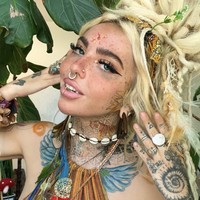 Shanin Blake, seorang influencer asal California, AS telah menarik perhatian publik dengan klaim spiritual dan penampilannya yang eksentrik. Foto: dok. Instagram @shaninblake