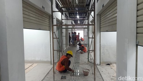 Situasi di dalam Pasar Umum Negara, Jembrana, Jumat (6/9/2024). Kondisi pasar yang masih kotor dan banyak pekerja jadi alasan pedagang enggan memindahkan barang dagangannya. (I Putu Adi Budiastrawan/detikBali)