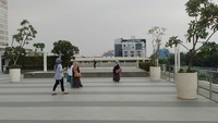 Skydeck Sarinah lagi ramai dijadikan spot santai untuk menikmati sore hari. Lokasinya berada di area Mall Sarinah, Jakarta Pusat. (Lugas/detikTravel)