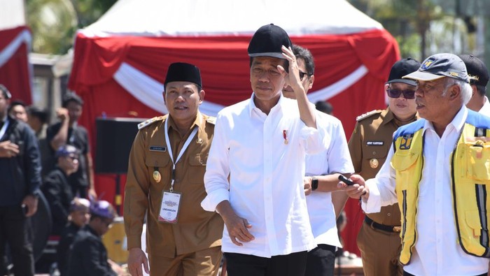 Subandi turut mendampingi Presiden Jokowi saat peresmian Flyover Djuanda, di Sidoarjo.